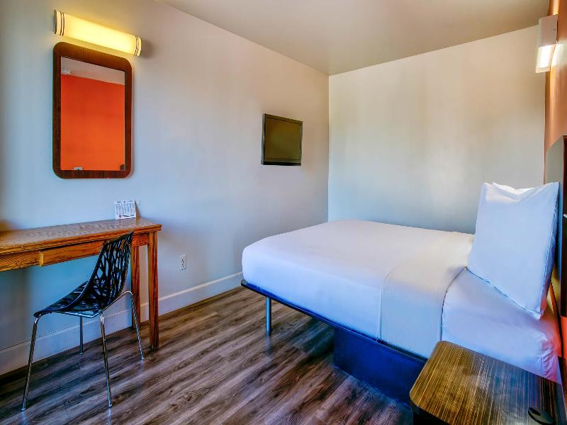 Motel 6 Hesperia, CA - West Main Street - I-15 image