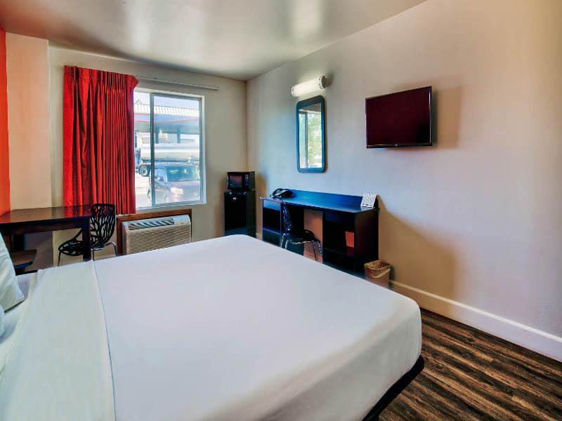 Motel 6 Hesperia, CA - West Main Street - I-15 image