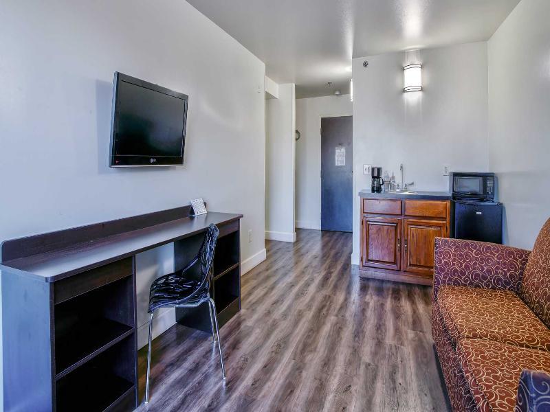 Motel 6 Hesperia, CA - West Main Street - I-15 image