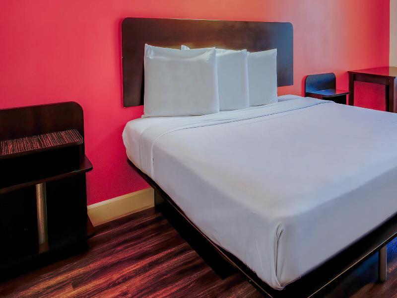 Motel 6 Hesperia, CA - West Main Street - I-15 image