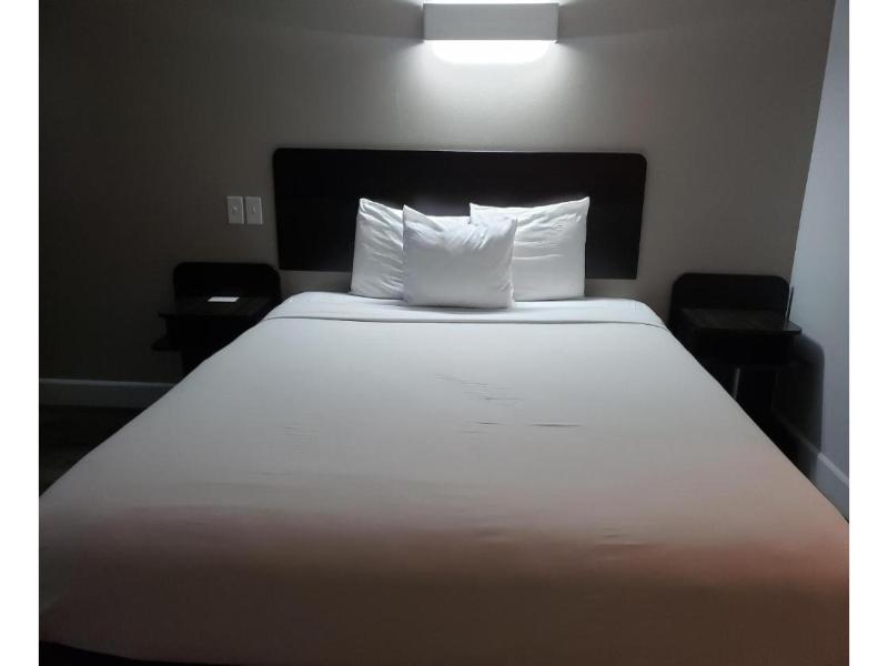 Motel 6 Hesperia, CA - West Main Street - I-15 image
