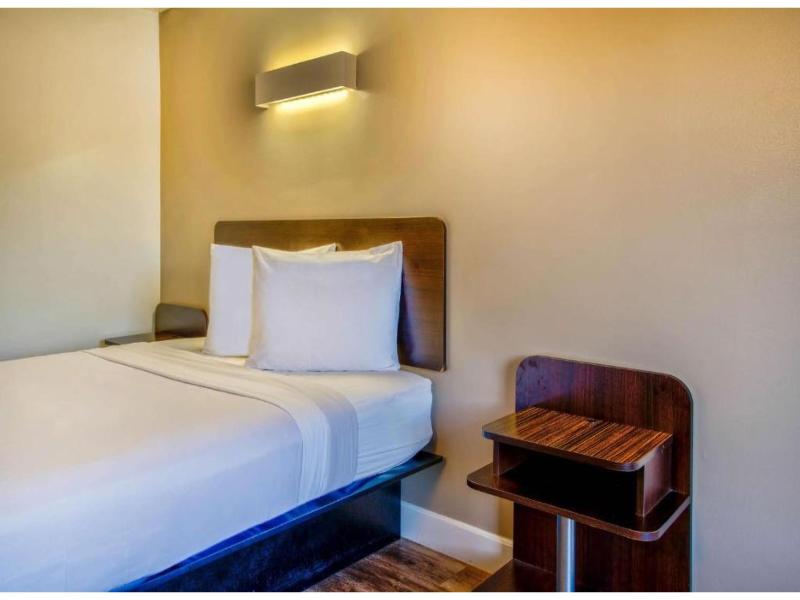 Motel 6 Hesperia, CA - West Main Street - I-15 image