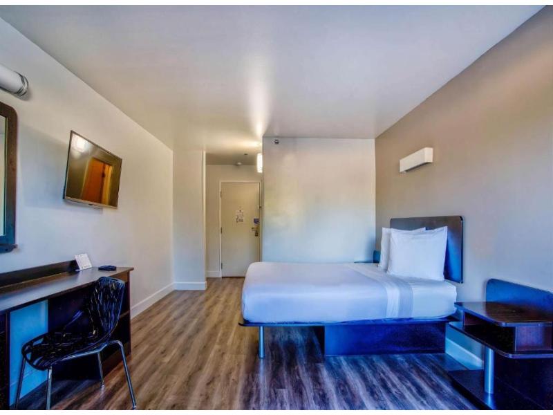 Motel 6 Hesperia, CA - West Main Street - I-15 image