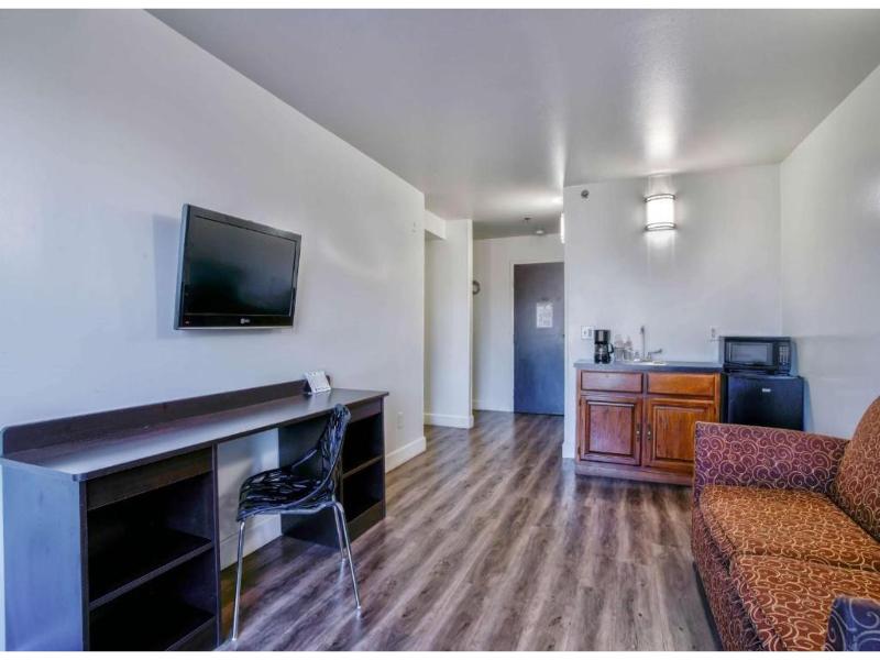 Motel 6 Hesperia, CA - West Main Street - I-15 image