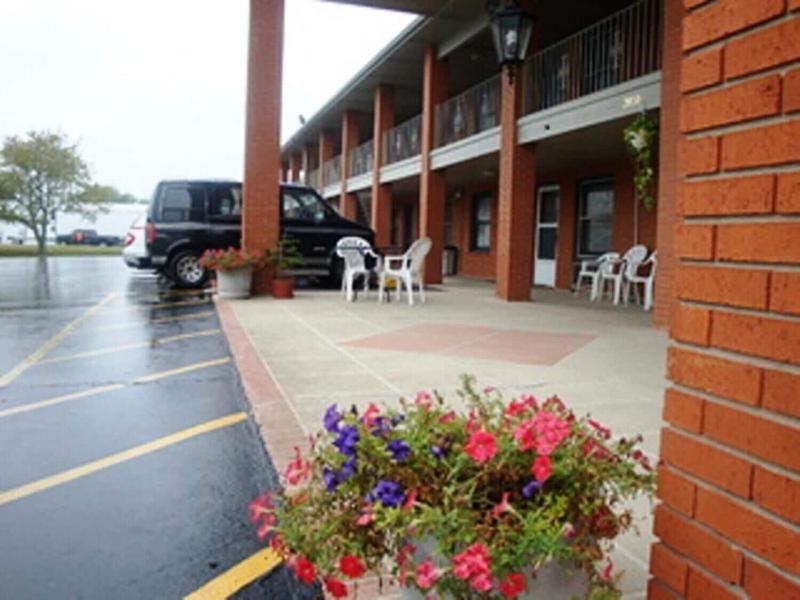 Travel Inn & Suites image