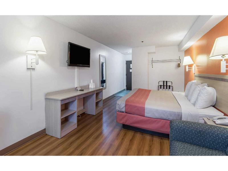 Motel 6 Lawrence, Ks image