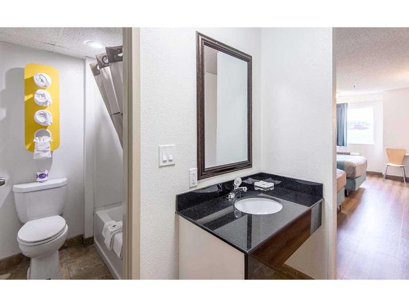 Motel 6 Lawrence, Ks image