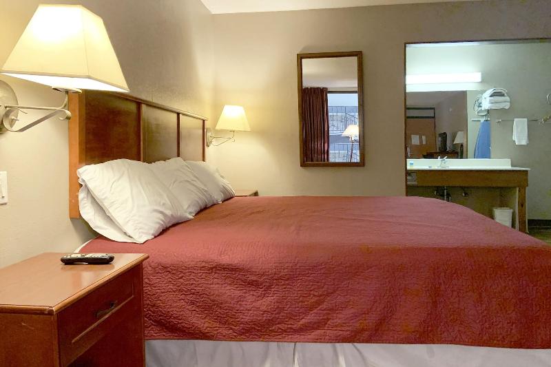 OYO Hotel Paris TN US-79 image