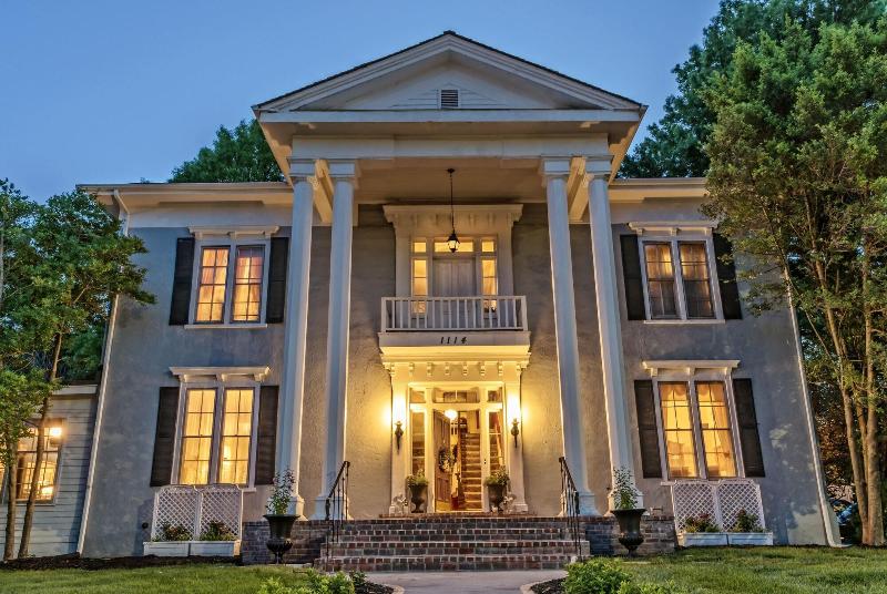 Silver Heart Inn And Cottages image