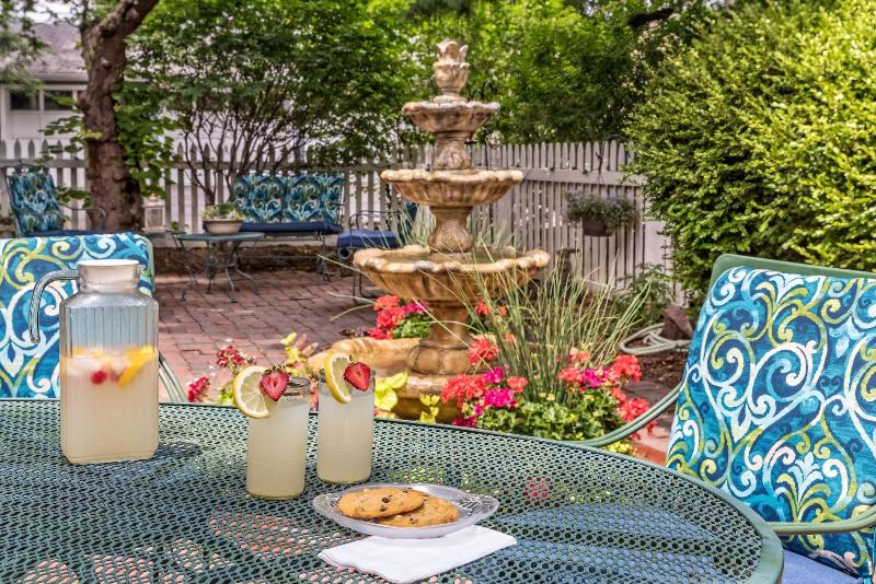 Silver Heart Inn And Cottages image