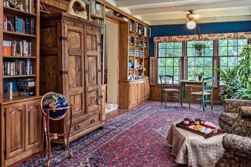 Silver Heart Inn And Cottages image