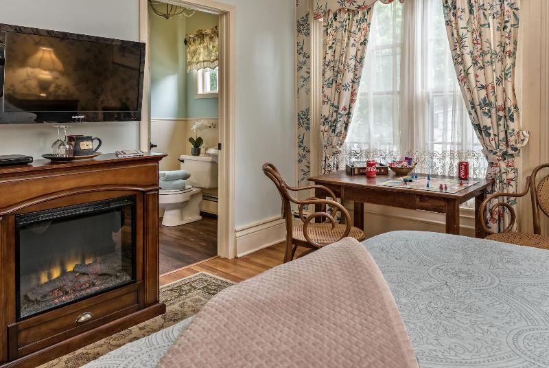 Silver Heart Inn And Cottages image