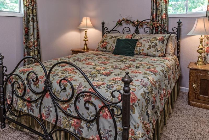 Silver Heart Inn And Cottages image