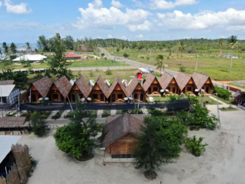 Madu Tiga Beach & Resort image