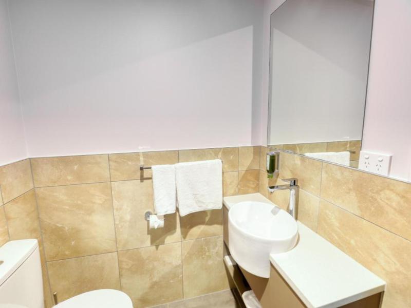 Marsden Suites Albany image