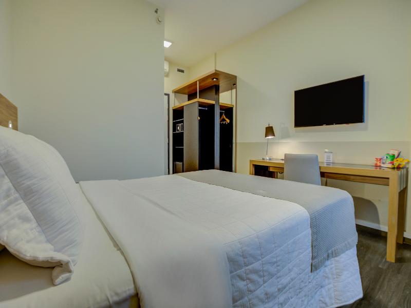 SINGLE SUPERIOR QUEEN BED