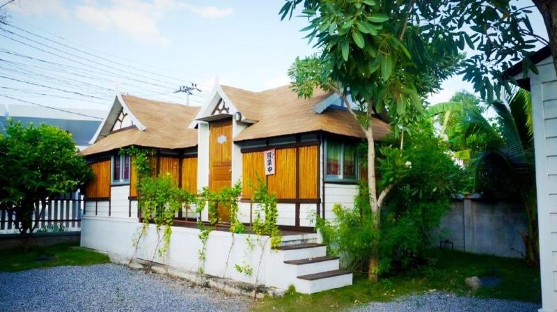 De Coco House Sriracha image