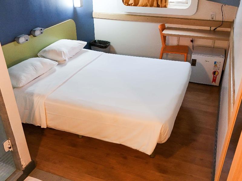 DOUBLE WITH DOUBLE BED