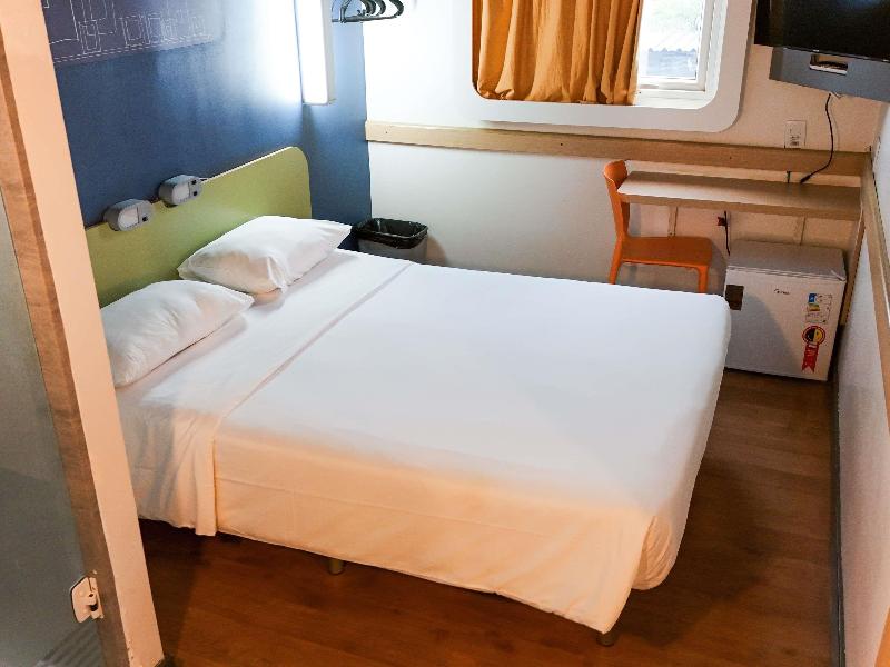 DOUBLE WITH DOUBLE BED
