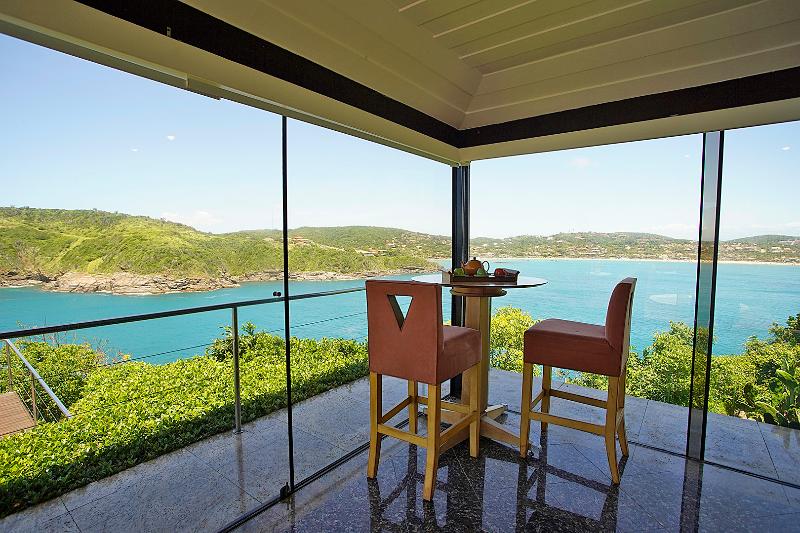 Cliffside Luxury Inn 3
