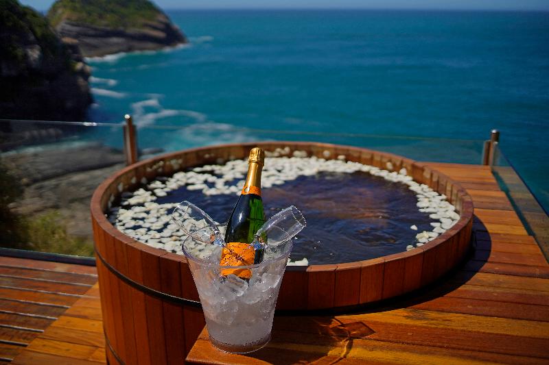 Cliffside Luxury Inn 5