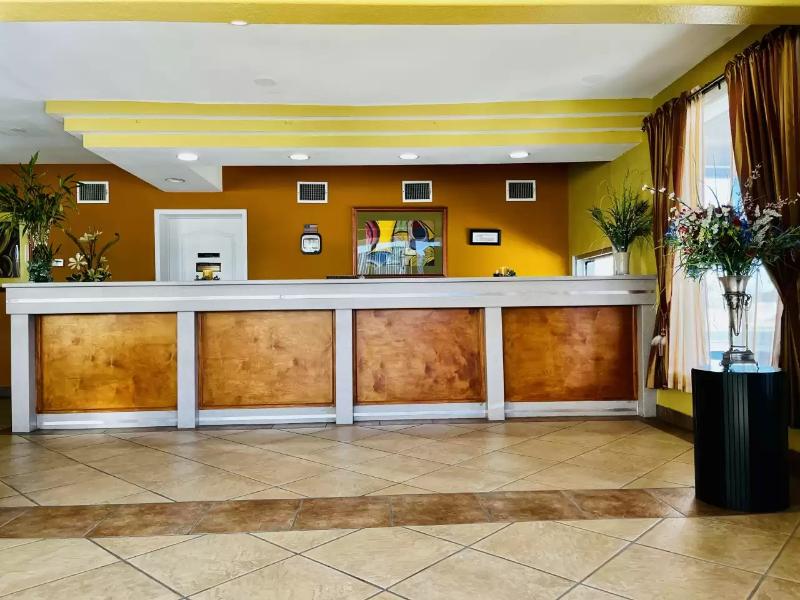 Econo Lodge Del Rio image