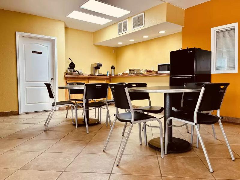 Econo Lodge Del Rio image
