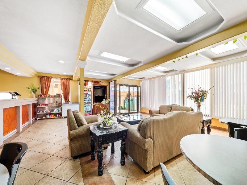 Econo Lodge Del Rio image