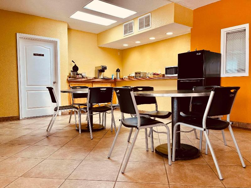 Econo Lodge Del Rio image