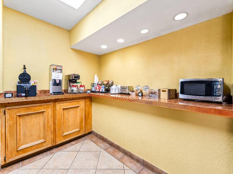 Econo Lodge Del Rio image