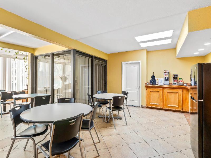 Econo Lodge Del Rio image