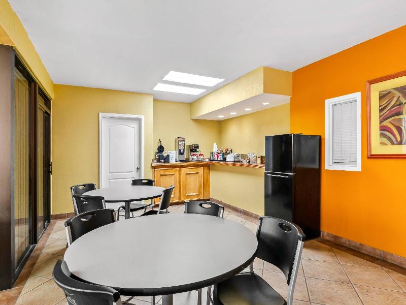 Econo Lodge Del Rio image