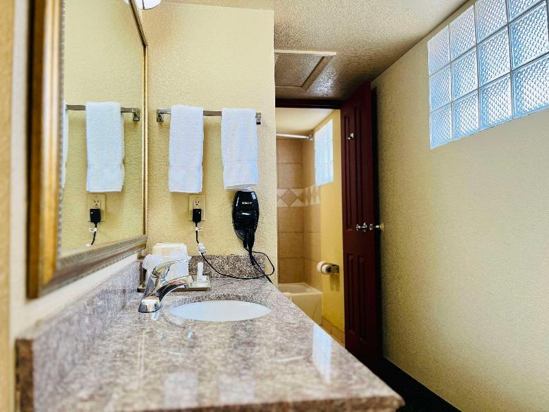 Econo Lodge Del Rio image