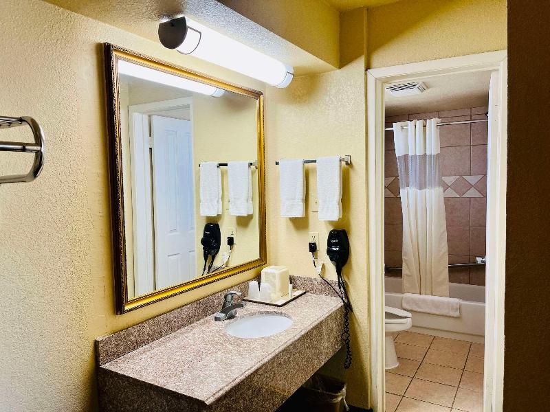 Econo Lodge Del Rio image