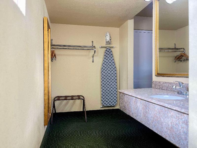 Econo Lodge Del Rio image
