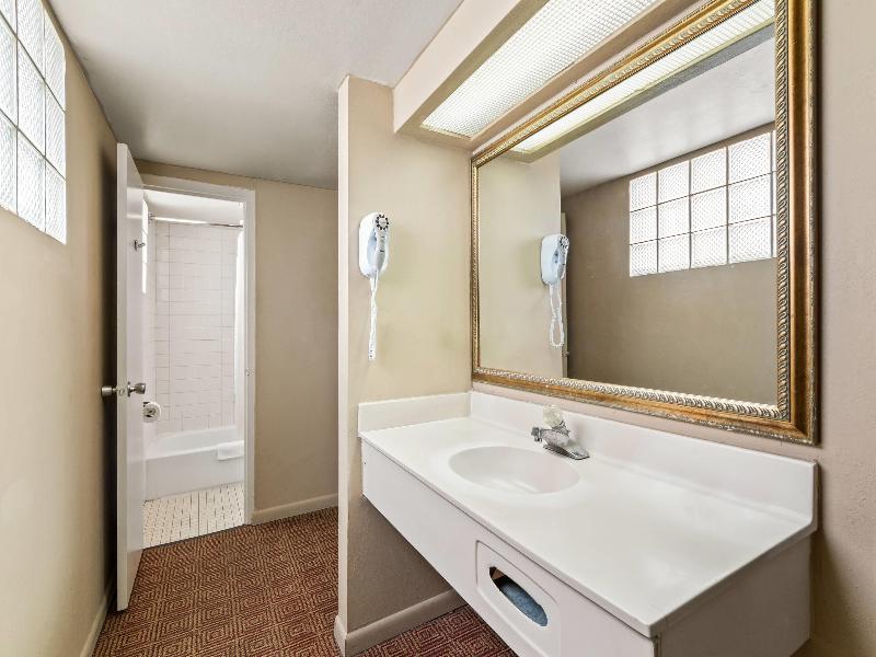 Econo Lodge Del Rio image