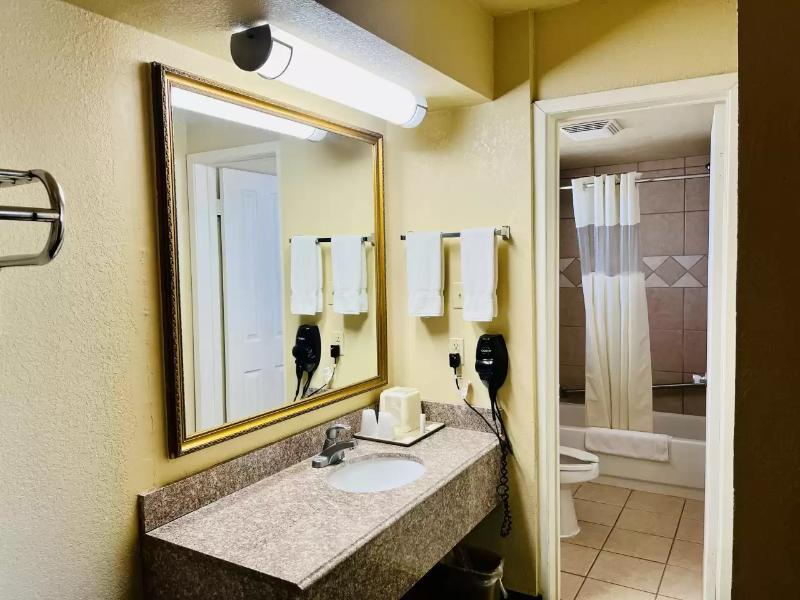 Econo Lodge Del Rio image