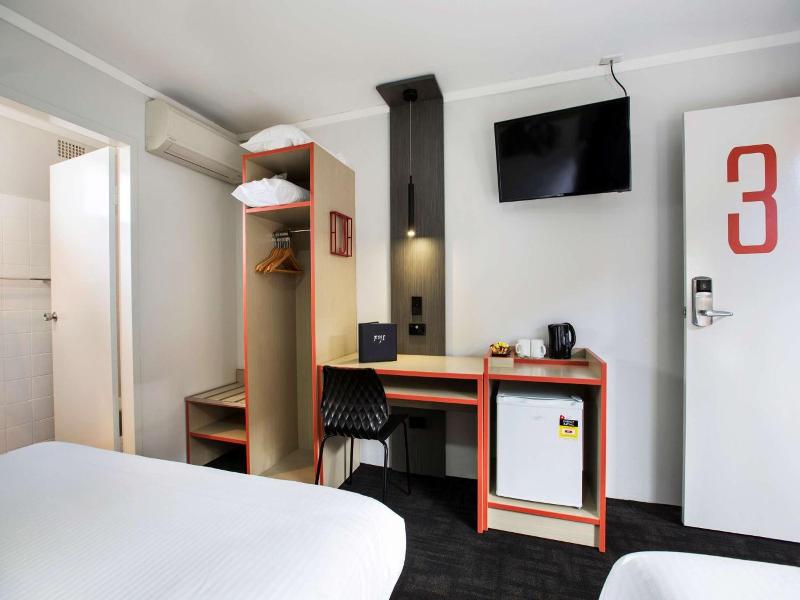 Nightcap At Jamison Hotel image