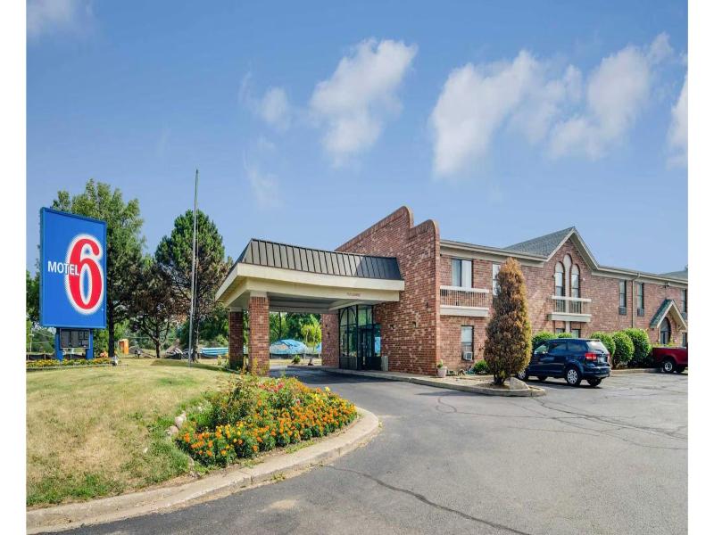 Motel 6 Waukegan, Il image