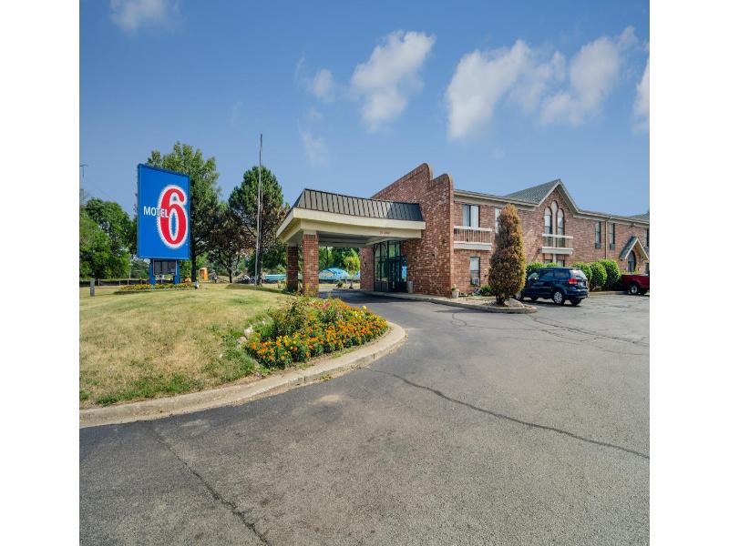 Motel 6 Waukegan, Il image