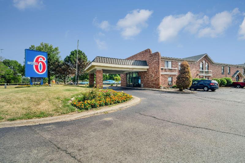 Motel 6 Waukegan, Il image