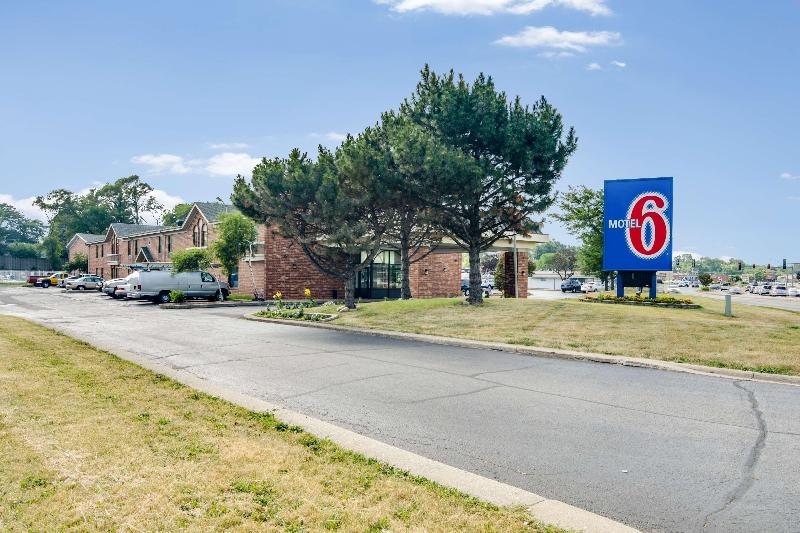 Motel 6 Waukegan, Il image
