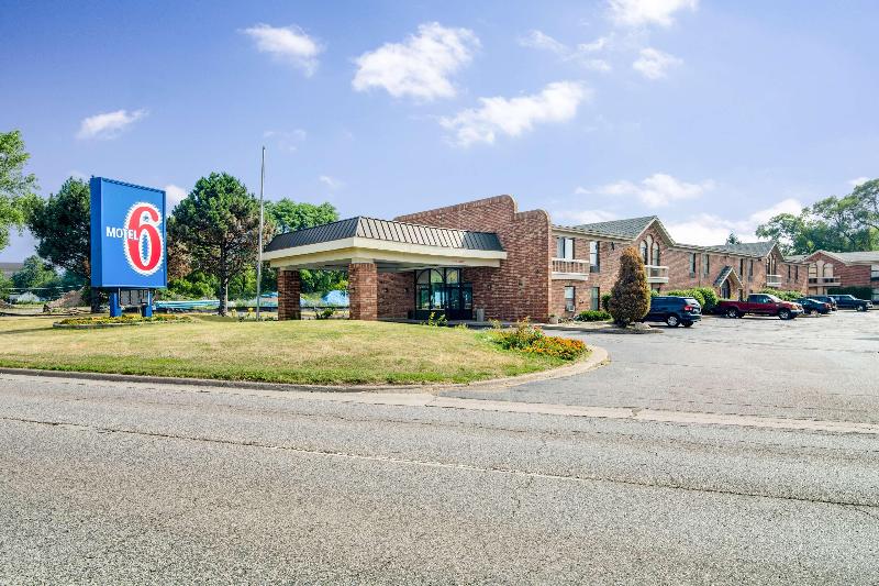 Motel 6 Waukegan, Il image