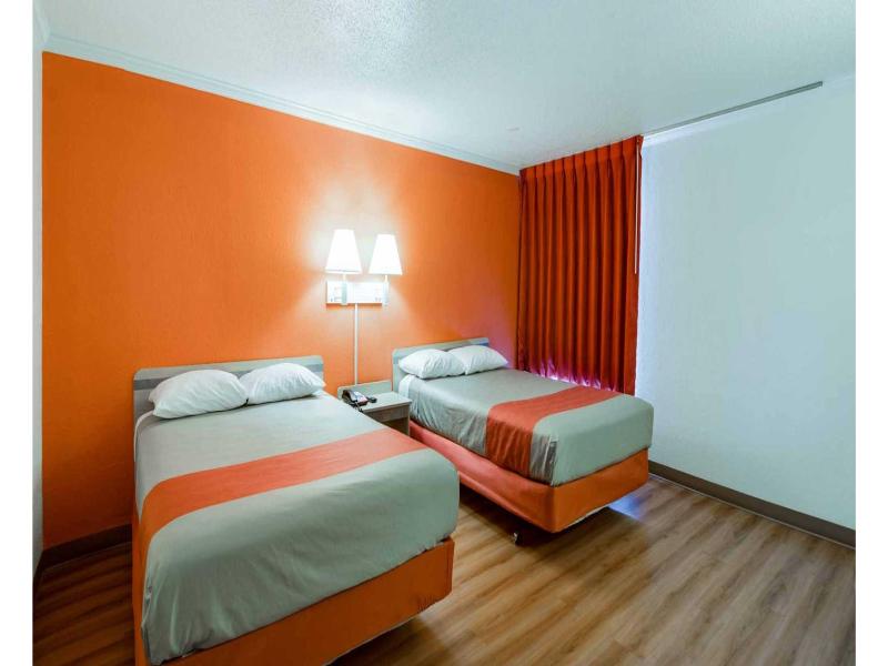 Motel 6 Waukegan, Il image
