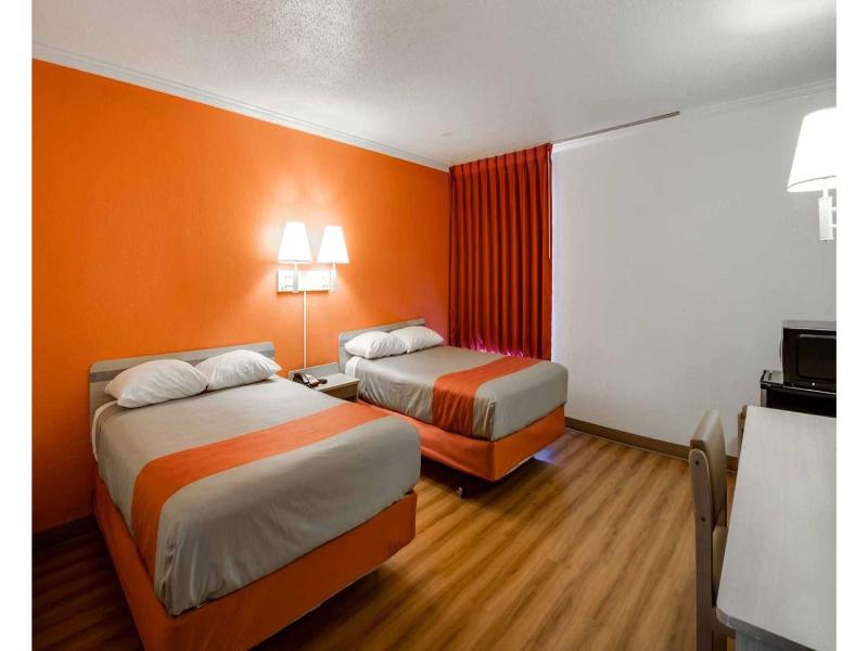 Motel 6 Waukegan, Il image