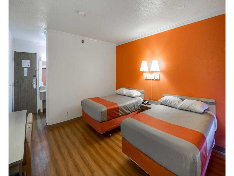 Motel 6 Waukegan, Il image