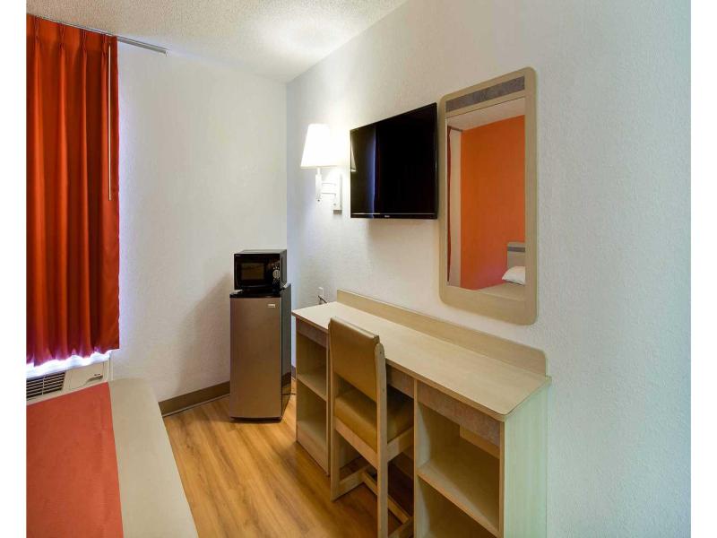 Motel 6 Waukegan, Il image