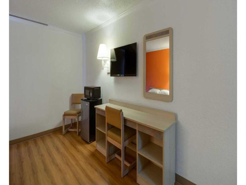 Motel 6 Waukegan, Il image
