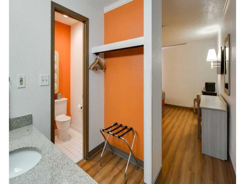 Motel 6 Waukegan, Il image