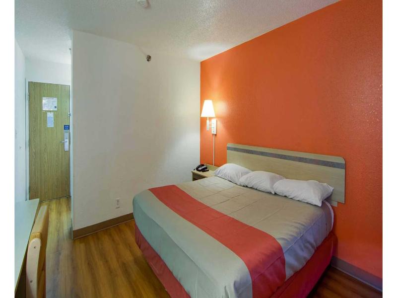 Motel 6 Waukegan, Il image